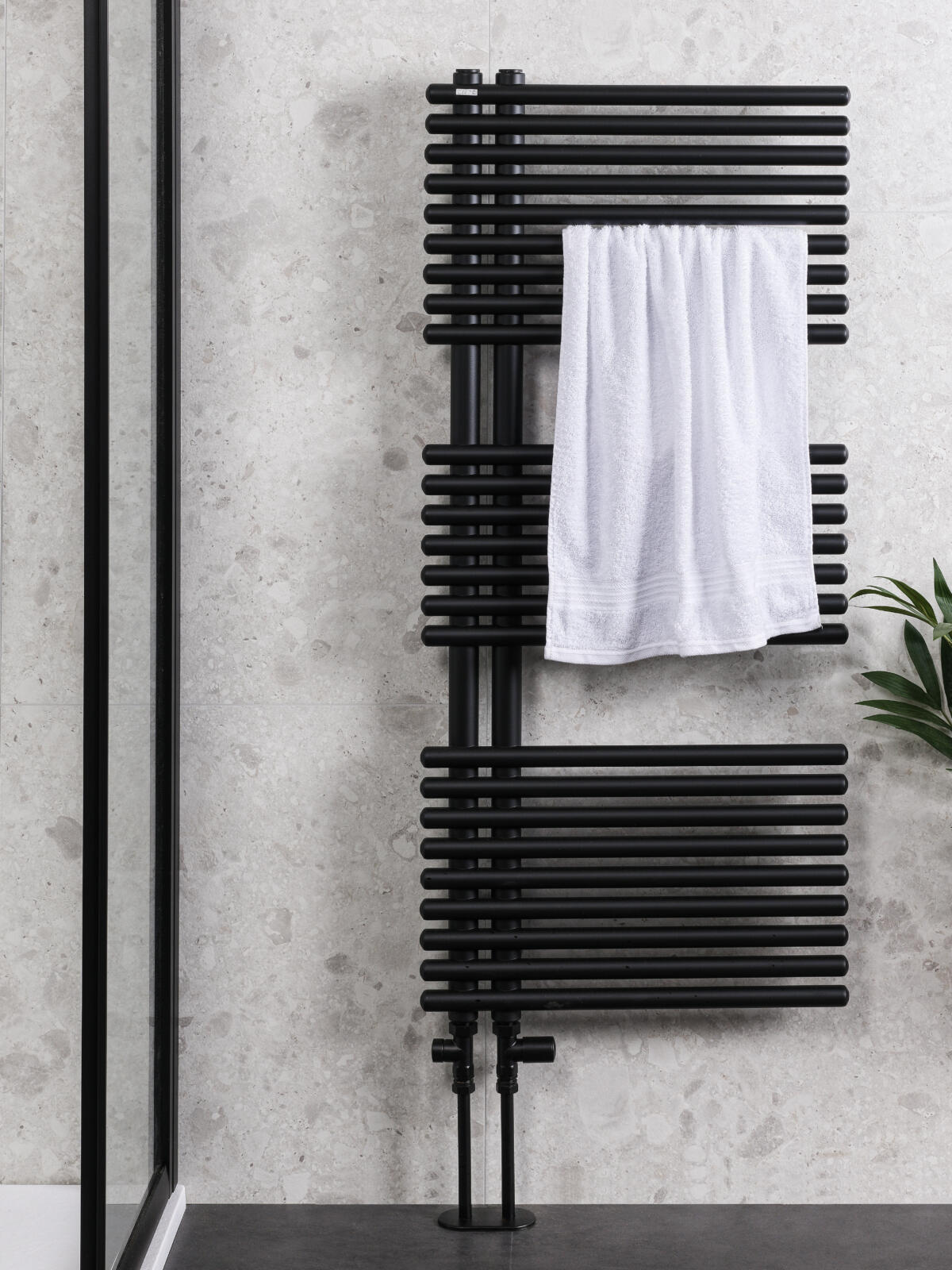 Emilio Towel Rad Matt Black 3